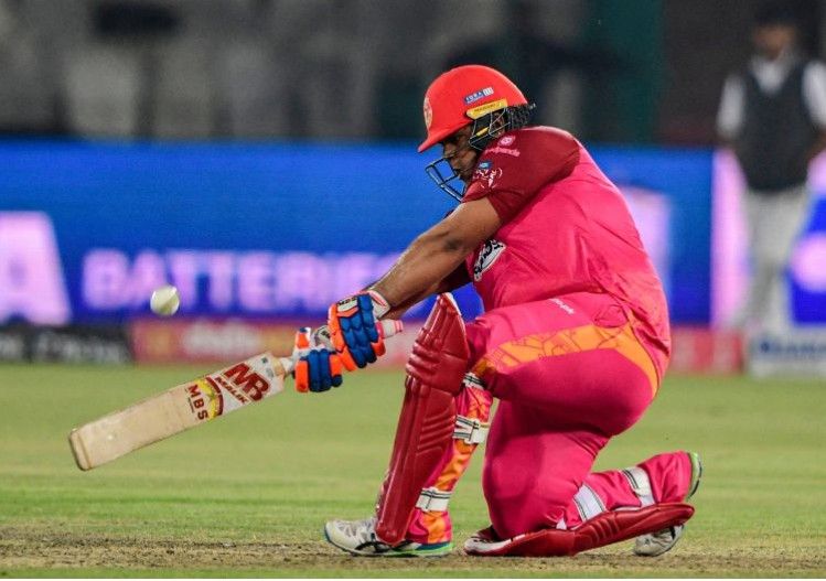 Azam Khan – 105m Six In PSL